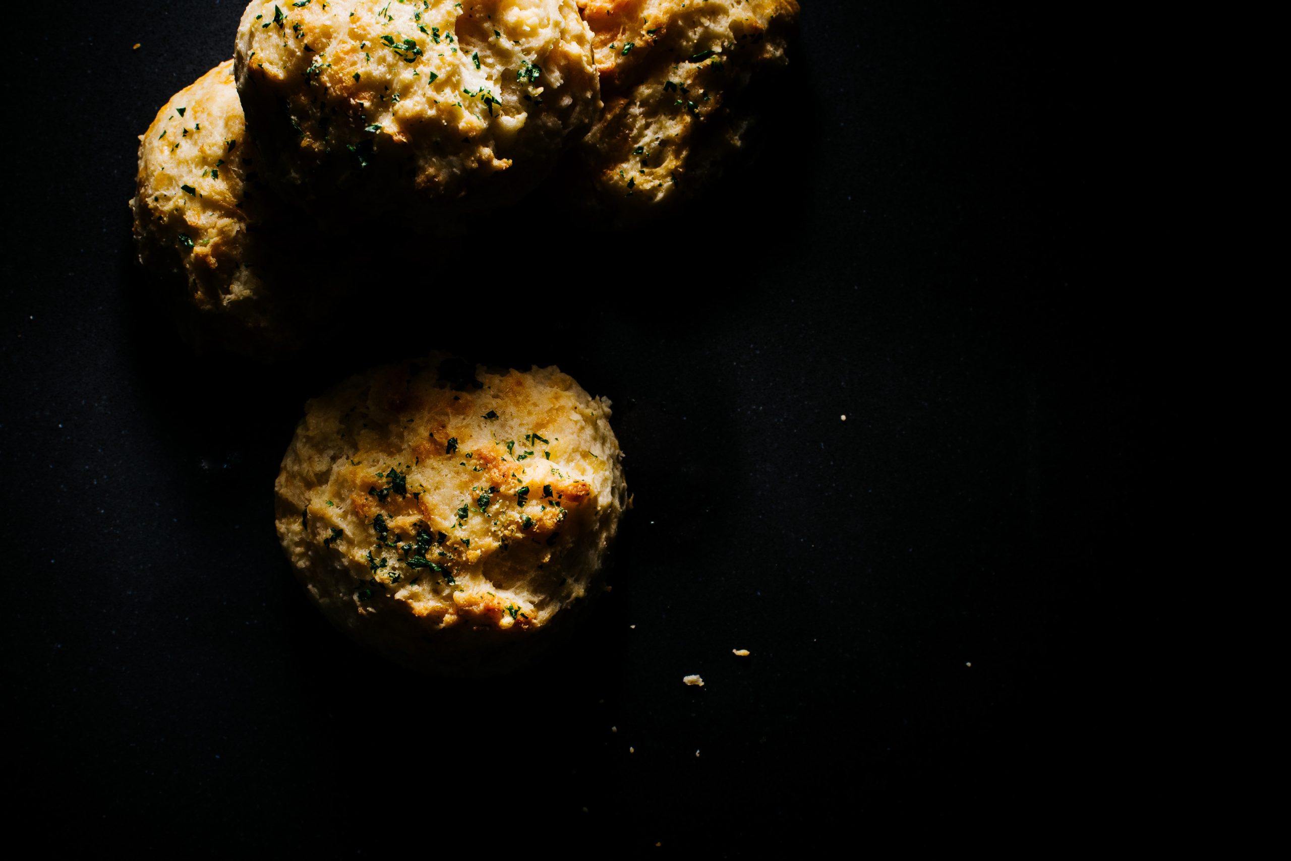 homemade red lobster cheddar bay biscuits! recipe on www.iamafoodblog.com